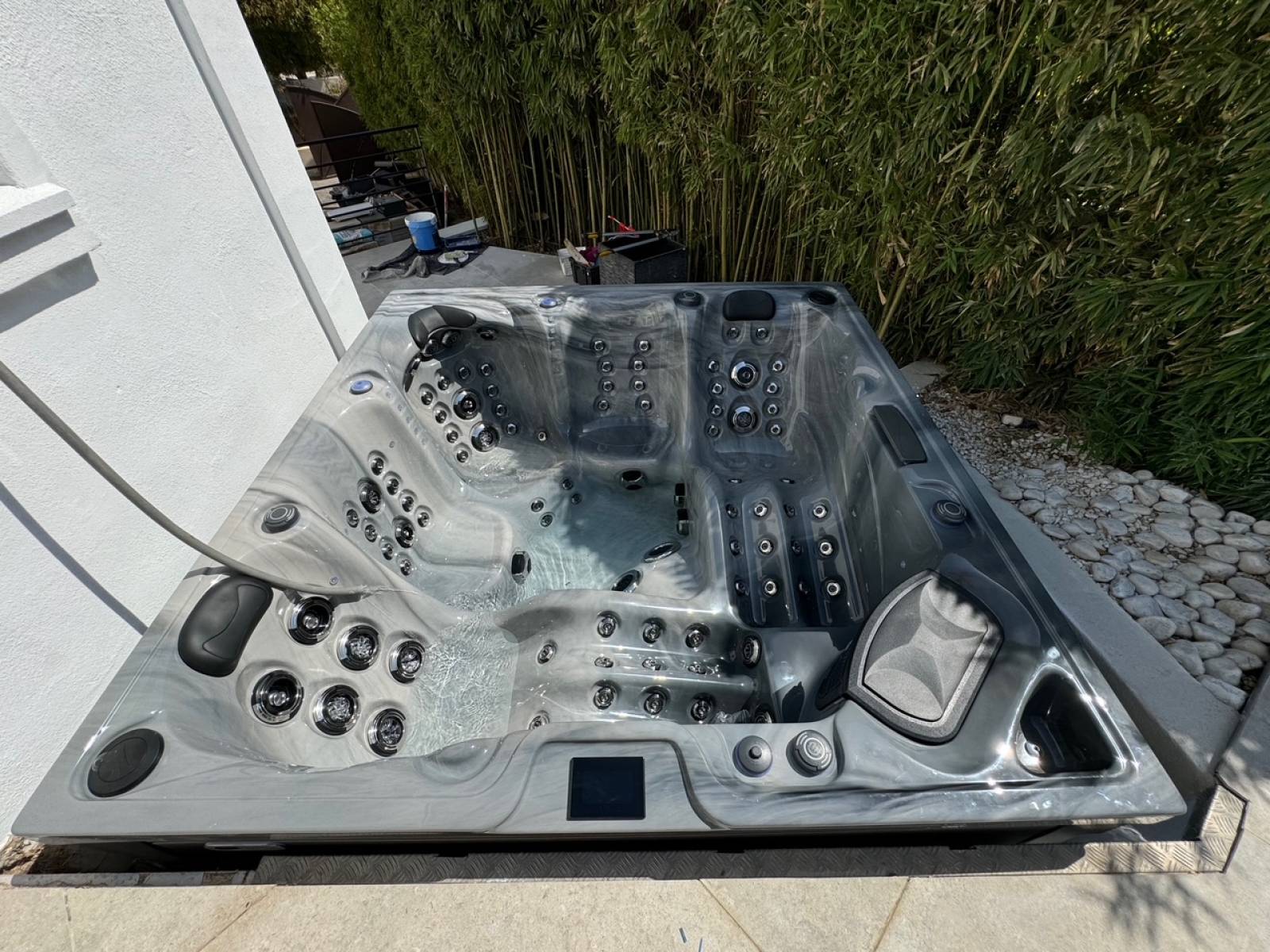 Livraison et installation du spa Onyx de Platinum Spas à Aigues-Vives, près de Nîmes dans le Gard : Grutage professionnel pour une installation réussie