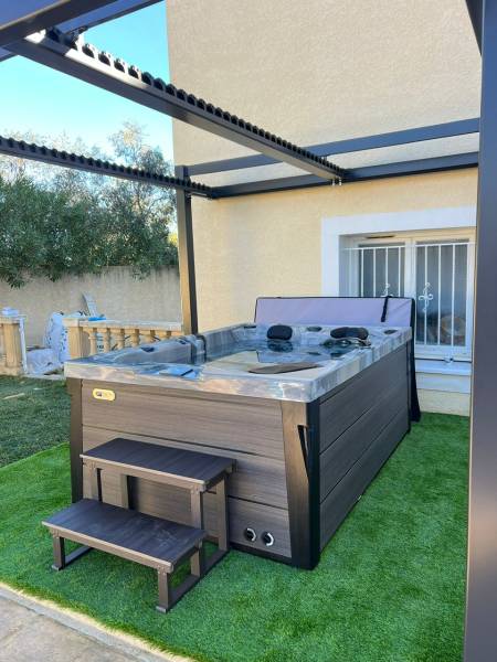 Livraison et installation du spa Topaz de Platinum Spas à Poussan, proche de Montpellier (Hérault