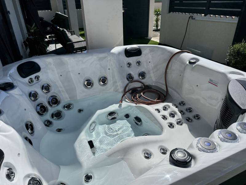 Vente d'un spa 5 places modèle Happy à Lunel !