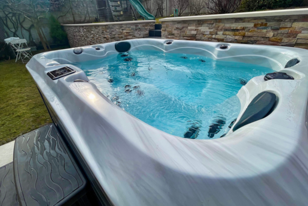 Installation d'un spa design 4 places pour un hôtel à Nîmes